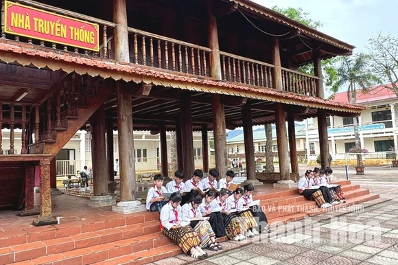 Trang cấp đồ dùng cá nhân, học phẩm cho học sinh trường phổ thông nội trú tại các xã biên giới