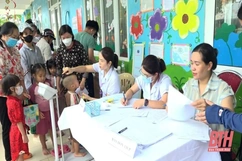 Bệnh viện Nhi Trung ương khám bệnh, tặng quà và phát thuốc miễn phí cho hơn 600 trẻ em huyện Vĩnh Lộc