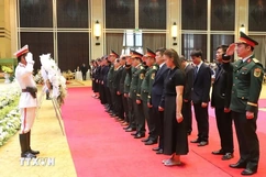 Cộng đồng người Việt Nam tại Lào viếng đồng chí Khamtay Siphandone