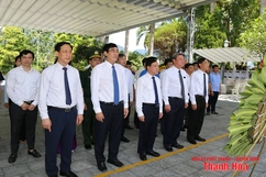Phó Bí thư Thường trực Tỉnh ủy  Lại Thế Nguyên viếng anh hùng liệt sĩ tại các nghĩa trang thuộc tỉnh  Tuyên Quang