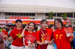 Không khí hào hứng, sắc đỏ ngập tràn trước thềm concert “Tổ quốc trong tim”