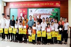Trao quà cho 100 trẻ em khuyết tật, mồ côi tại Thanh Hóa