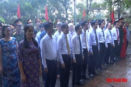 Đoàn đại biểu huyện Đông Sơn báo công dâng Bác