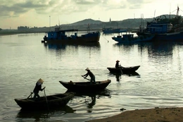 Những chiếc thuyền nan nơi cửa biển