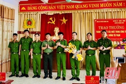 Thưởng nóng 40 triệu đồng cho Công an huyện Hoằng Hoá