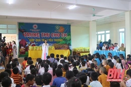 Trao 550 suất quà cho học sinh mồ côi, có hoàn cảnh khó khăn nhân dịp Trung thu