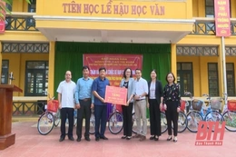 Đoàn công tác Hội đồng Dân tộc của Quốc hội tặng xe đạp cho học sinh vùng cao Bá Thước