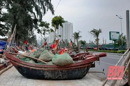 Ngư dân Sầm Sơn kéo thuyền bè lên đường tránh bão số 7