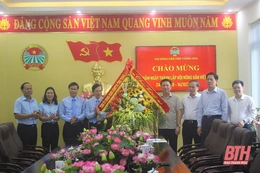 Phó Bí Thư Thường trực Tỉnh ủy, Trưởng Đoàn ĐBQH tỉnh Đỗ Trọng Hưng chúc mừng Hội Nông dân tỉnh Thanh Hóa