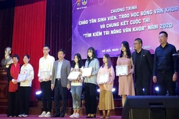 Trao học bổng Văn khoa cho sinh viên khoa Văn học 
