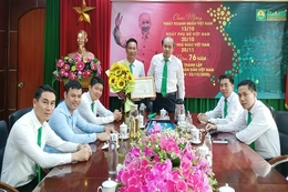 Lái xe Mai Linh Thanh Hóa trả lại tài sản của khách hàng để quên trên xe 