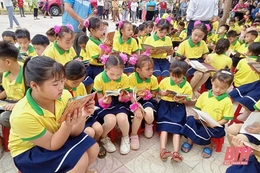 Ngày hội đọc sách “Mở cuốn sách- mở tương lai” cho học sinh vùng cao Quan Hóa