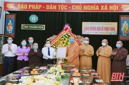 Phó Bí thư Thường trực Tỉnh uỷ Lại Thế Nguyên chúc mừng các vị chức sắc, tăng ni, phật tử nhân Đại lễ Phật đản