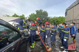 Nỗ lực đưa nạn nhân mắc kẹt ra ngoài  và bảo đảm công tác PCCC  sau tai nạn giao thông