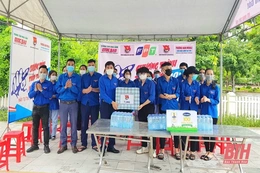 Tỉnh đoàn Thanh Hóa thăm, tặng quà đội hình tình nguyện tham gia “Tiếp sức mùa thi”