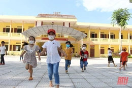 Học sinh lớp 1 tựu trường, chính thức bước vào năm học mới