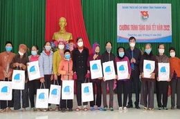 Tặng quà cho người dân có hoàn cảnh khó khăn với tổng trị giá hơn 300 triệu đồng
