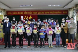Tặng quà tết cho đối tượng chinh sách tại huyện Đông Sơn và Trung tâm Giáo dục dạy nghề cho người mù