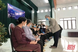 Ủy ban MTTQ tỉnh tặng quà tết cho người dân trên địa bàn tỉnh