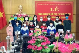 Tặng quà cho học sinh mồ côi ở huyện Cẩm Thủy