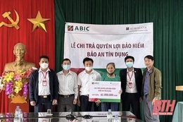 Chi trả gần 320 triệu đồng bảo an tín dụng cho khách hàng tại huyện Cẩm Thủy