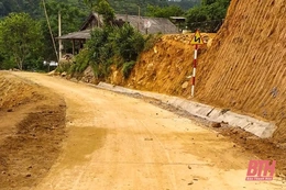 Quan Sơn đẩy nhanh tiến độ làm đường đến các bản người Mông
