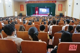 Hơn 400 sinh viên Trường ĐH Hồng Đức được tư vấn cơ hội việc làm