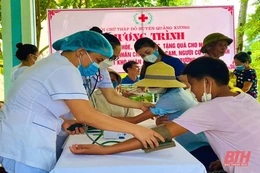 Khám bệnh, tư vấn sức khỏe, cấp thuốc và tặng quà cho 200 đối tượng khó khăn