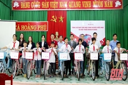 Tặng 10 xe đạp cho học sinh nghèo hiếu học xã Hoằng Phú