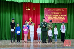 Cán bộ, chiến sĩ LLVT tỉnh Thanh Hoá cùng nâng bước em đến trường