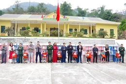 Tết ấm với đồng bào các dân tộc xã Trung Lý