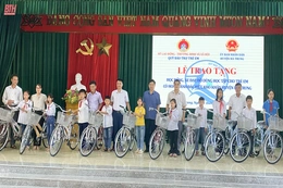 Trao tặng học bổng, xe đạp cho trẻ em có hoàn cảnh đặc biệt khó khăn tại huyện Hà Trung