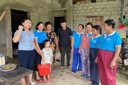 “Biến rác thành tiền” vì phụ nữ và trẻ em nghèo