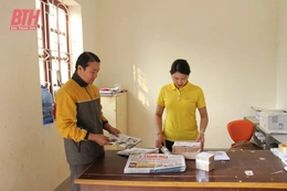 Những người đưa báo Đảng ở vùng cao
