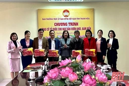 Trao cờ Tổ quốc cho ngư dân vươn khơi, bám biển