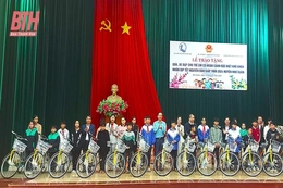 Chăm lo tết cho trẻ em nghèo