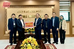 Phó Chủ tịch Thường trực UBND tỉnh Nguyễn Văn Thi thăm, tặng quà một số đơn vị ngành tài chính và y tế