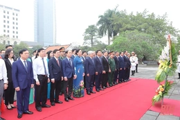 Đoàn đại biểu  Ủy ban Trung ương MTTQ Việt Nam và tỉnh Thanh Hóa dâng hoa, dâng hương Chủ tịch Hồ Chí Minh và các Anh hùng liệt sĩ