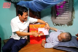 Phó Chủ tịch HĐND tỉnh Nguyễn Quang Hải thăm, tặng quà gia đình chính sách tại huyện Quảng Xương