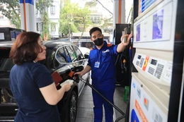 Quay đầu tăng, xăng RON95-III tiến lên ngưỡng 23.213 đồng/lít