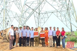 Lãnh đạo huyện Hà Trung thăm, tặng quà lực lượng thi công dự án đường dây 500kV  mạch 3