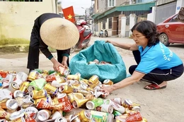 “Biến rác thải nhựa thành tiền” - “Triệu phần quà san sẻ yêu thương”