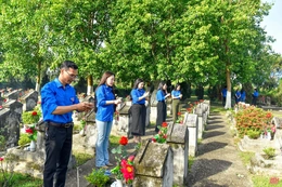 Đoàn Thanh niên Báo Thanh Hóa dâng hương, tri ân các Anh hùng liệt sĩ và thăm, tặng quà gia đình chính sách