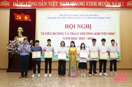 171 học sinh được nhận thưởng từ Quỹ khuyến học Khối Cơ quan và Doanh nghiệp tỉnh