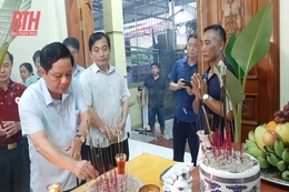 Ủy ban MTTQ tỉnh thăm hỏi, động viên gia đình có ngư dân bị thiệt mạng do bão số 3 