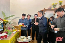Thăm hỏi, động viên gia đình có người bị thiệt mạng do đuối nước ở huyện Cẩm Thủy
