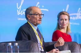 Áp lực cho Ukraine, hoa cho Nga