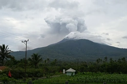 Indonesia ban hành cảnh báo hàng không mức cao nhất do núi lửa phun trào