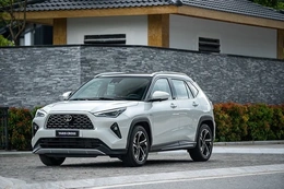 Toyota Việt Nam triệu hồi gần 1.500 xe Yaris Cross HEV do lỗi kính nóc