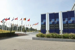 NATO đạt thỏa thuận về tiêu chuẩn “cao hơn đáng kể” với chi tiêu quốc phòng